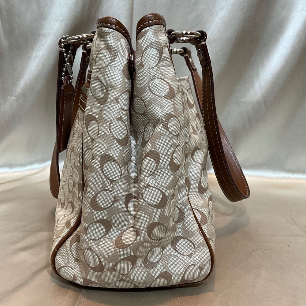 Coach shoulder bag with signature print.  Zipper closure.   14-H4Ba - Picture 2 of 9